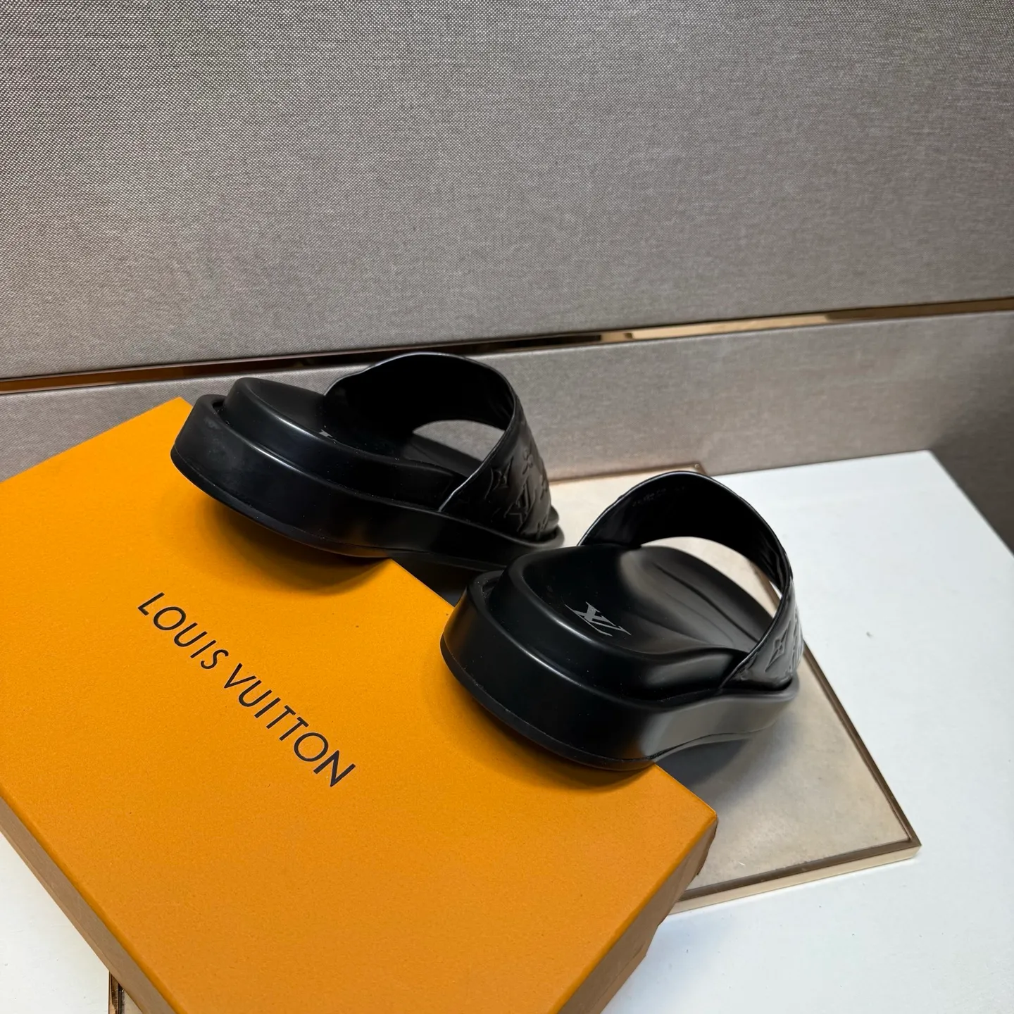 ⬛️Men's shoes 💰p400 [LV～] Men's casual slippers 2025z cabinet sales simultaneously 🔶Size: 39-44#️⃣ 🔷4 colors🔜The upper is made of cowhide stitching➕Genuine leather lining, comfortable and breathable, sole: original comfortable and wear-resistant outsole, ⚠️Real 📱Photographed🎬The real thing is better📢📢📢